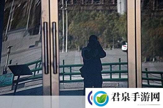 抬头看镜子里的结合处隐藏了什么