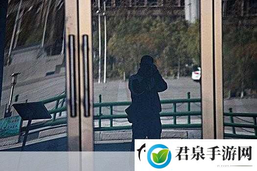 抬头看镜子里的结合处隐藏了什么