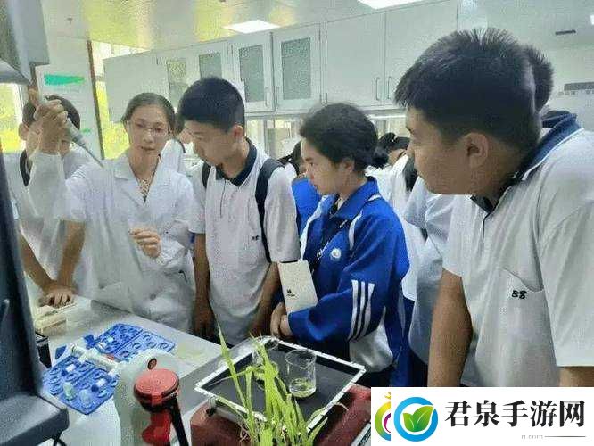 生物老师上课亲自给我们展示自己